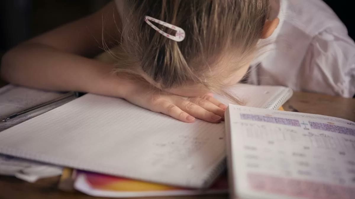 Expertos alertan por el impacto de la sobrecarga académica en niños y adolescentes