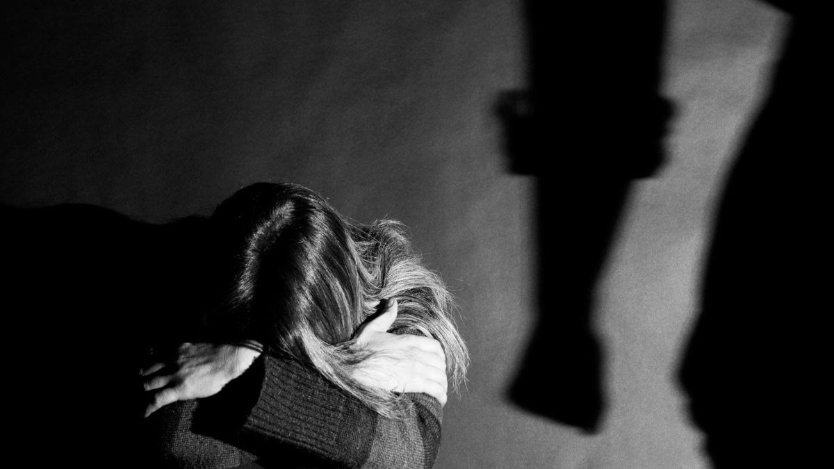 Violencia en el pololeo: las señales de alerta que deben tomar en cuenta los padres